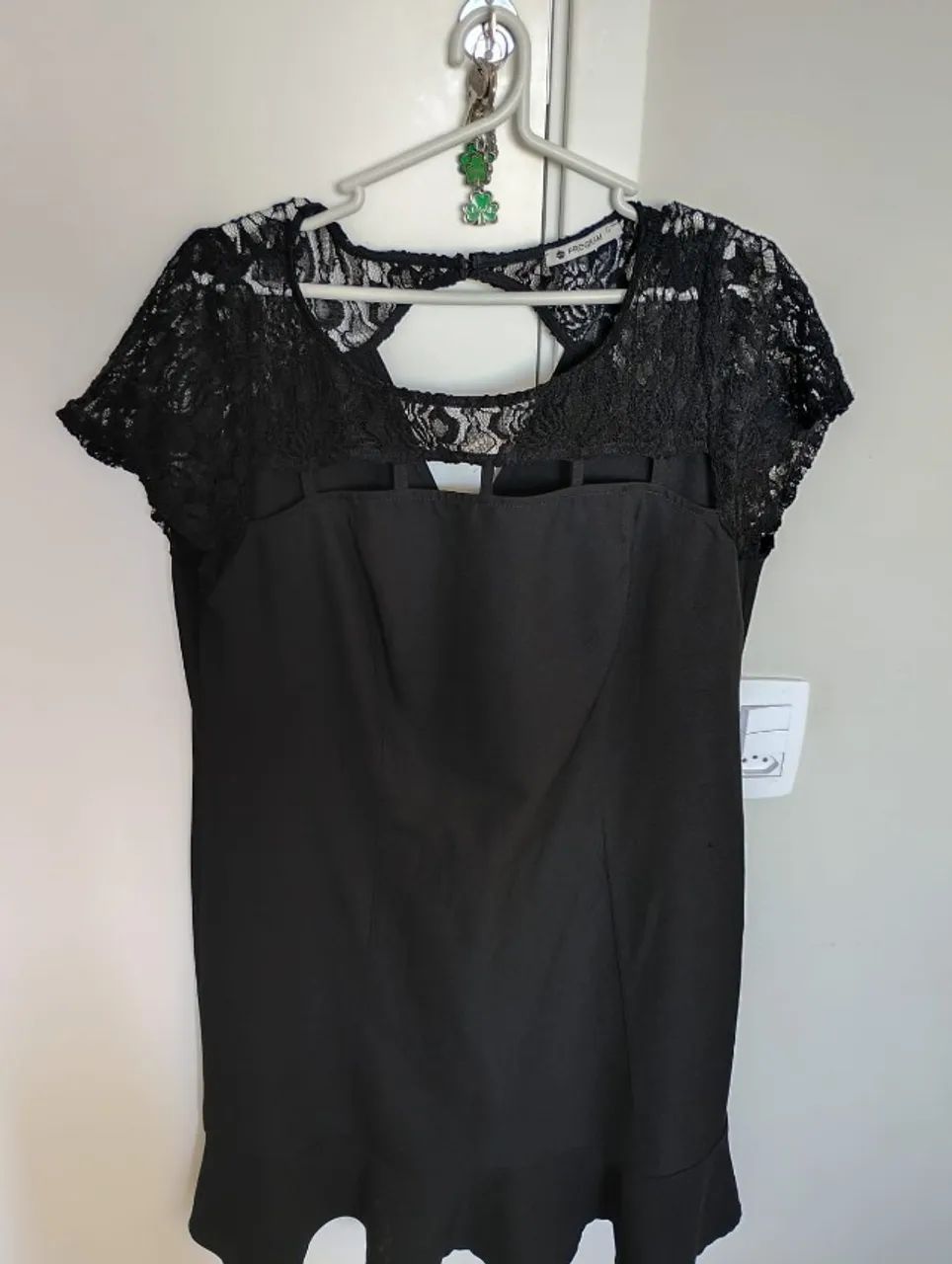 Vestido social preto básico com renda