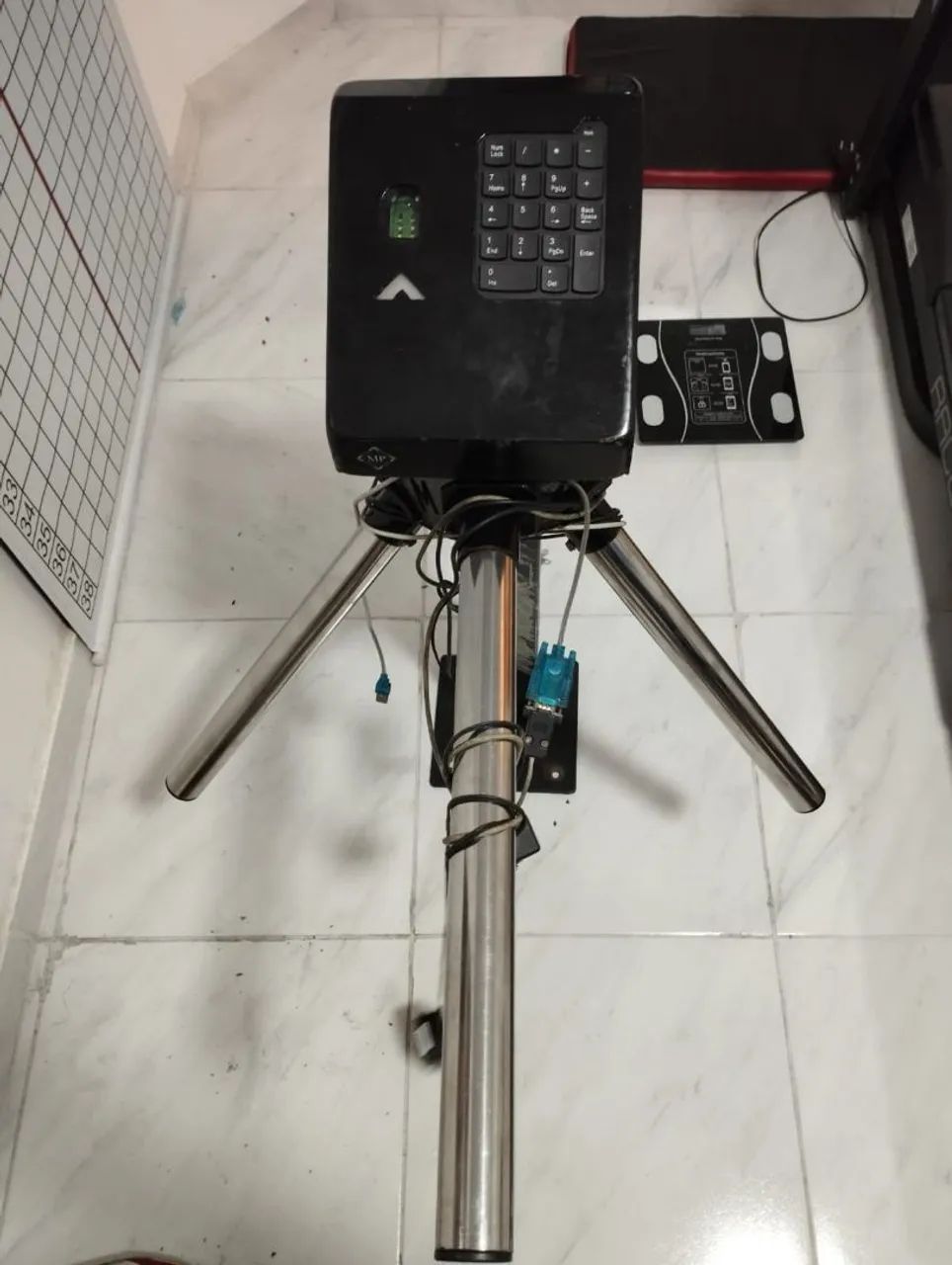 Vendo um corrimão com vidro temperado e uma catraca  - Foto 2