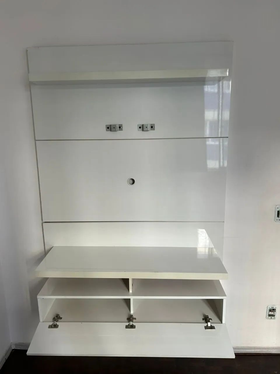 Vendo rack de parede completo muito lindo 