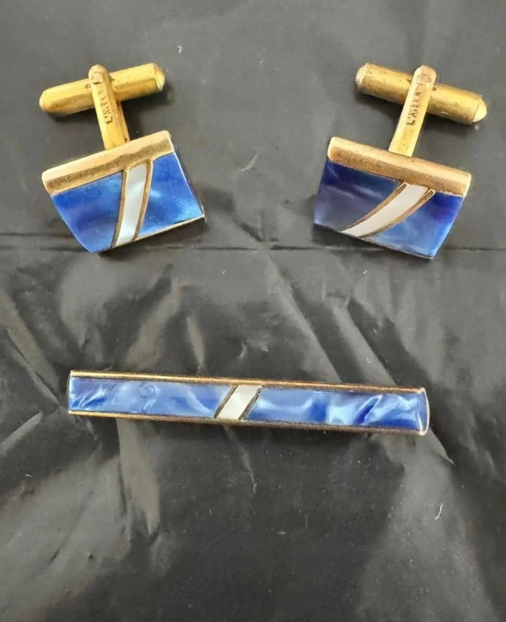 PAR DE ABOTOADURAS E PRENDEDOR DE GRAVARA EM METAL DOURADO  - Foto 2