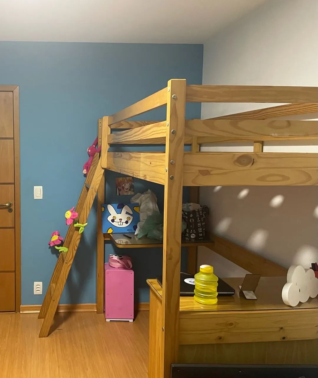 Cama infantil e cômoda com gavetas