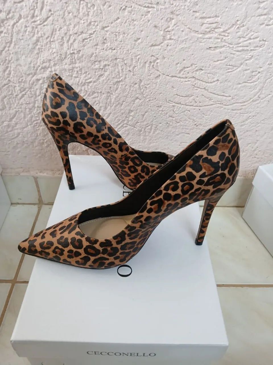 Sapatos scarpins novos na caixa 