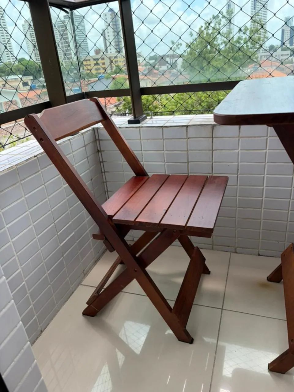 Mesa e duas cadeiras em madeira - dobráveis - Foto 3