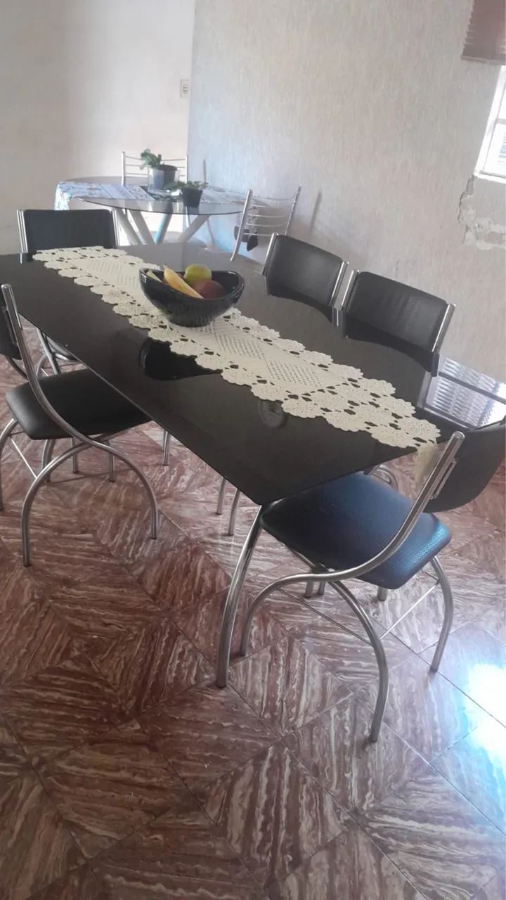 Vendo mesa de vidro preto com 6 cadeiras  - Foto 3