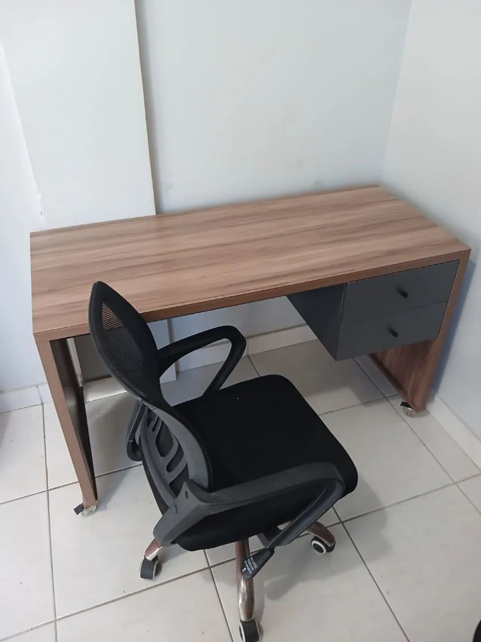 cadeira e escrivaninha 