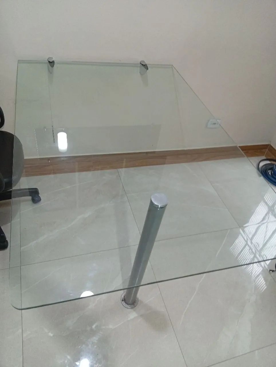 Mesa de vidro 8mm , com 4 cadeiras em ótimo estado  - Foto 2