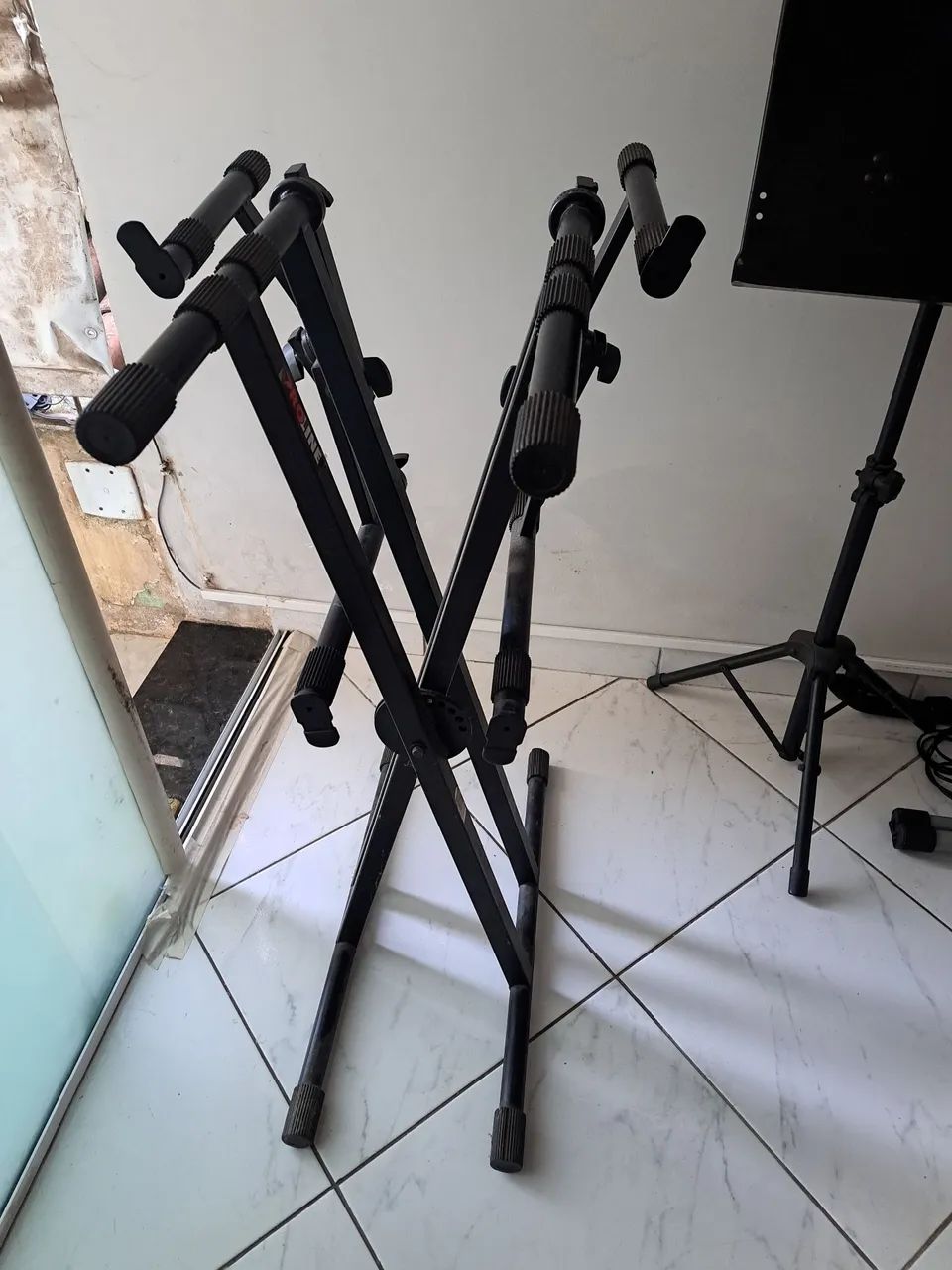 Suporte X para até três teclados 
