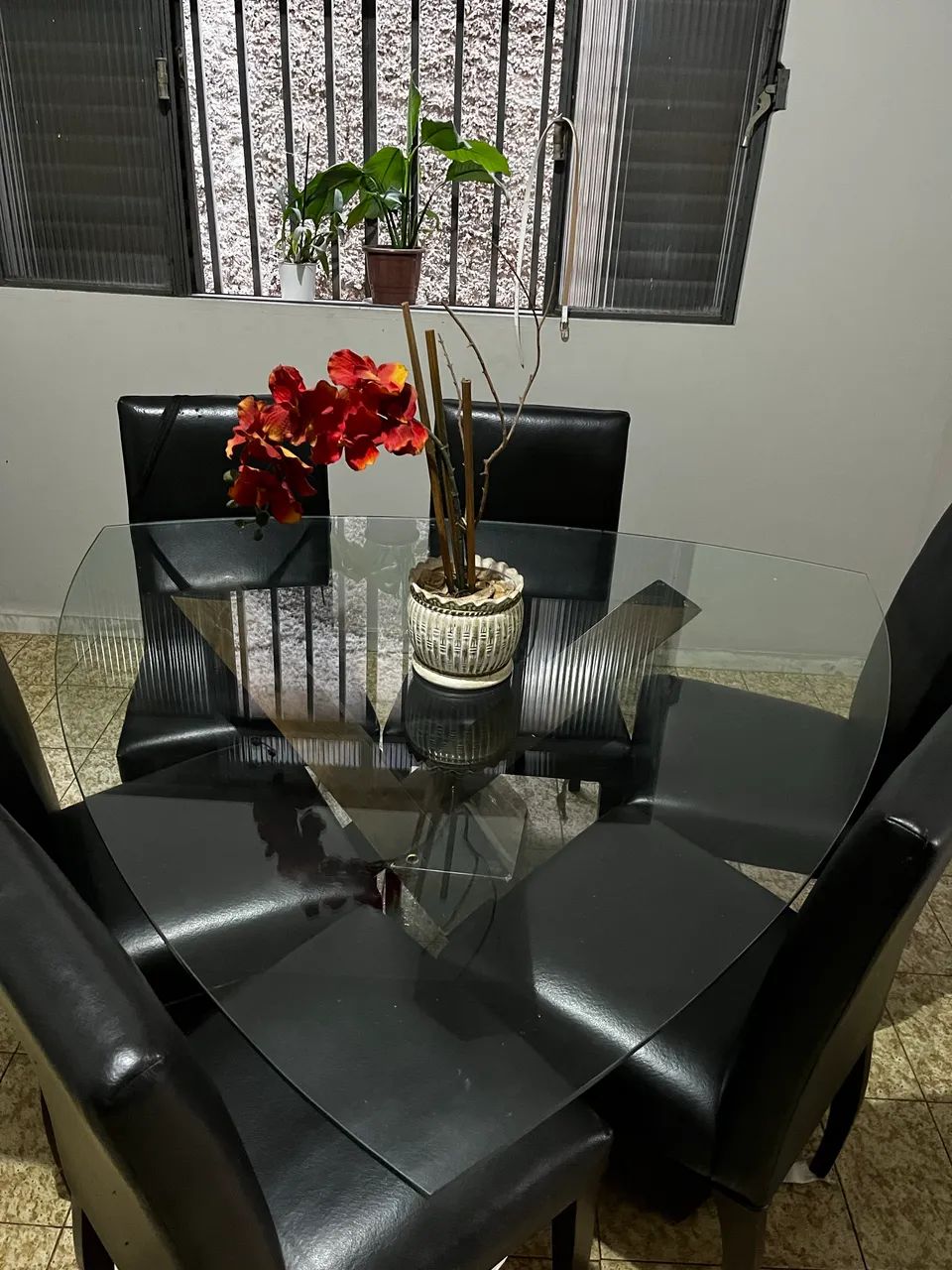 Mesa de jantar com tampo de vidro + 6 cadeiras