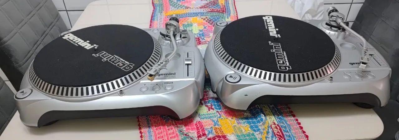 Toca discos gemini (com agulhas), para trabalhos como DJ e\ou para curtir no lar.