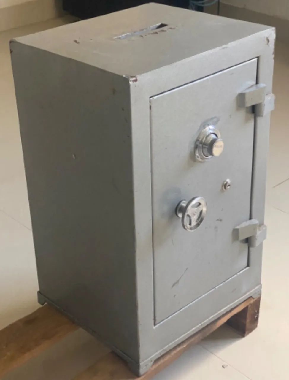 Cofre de aço concretado médio mecânico usado 34cmx57cm