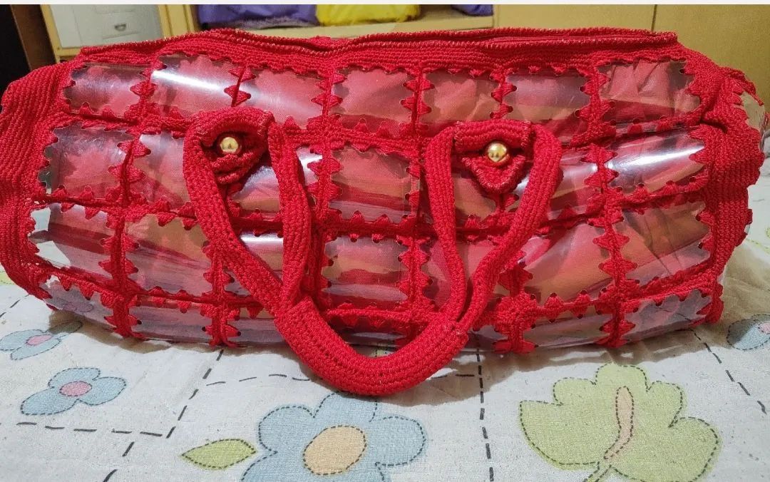 Bolsa mala em crochê e garrafa pet