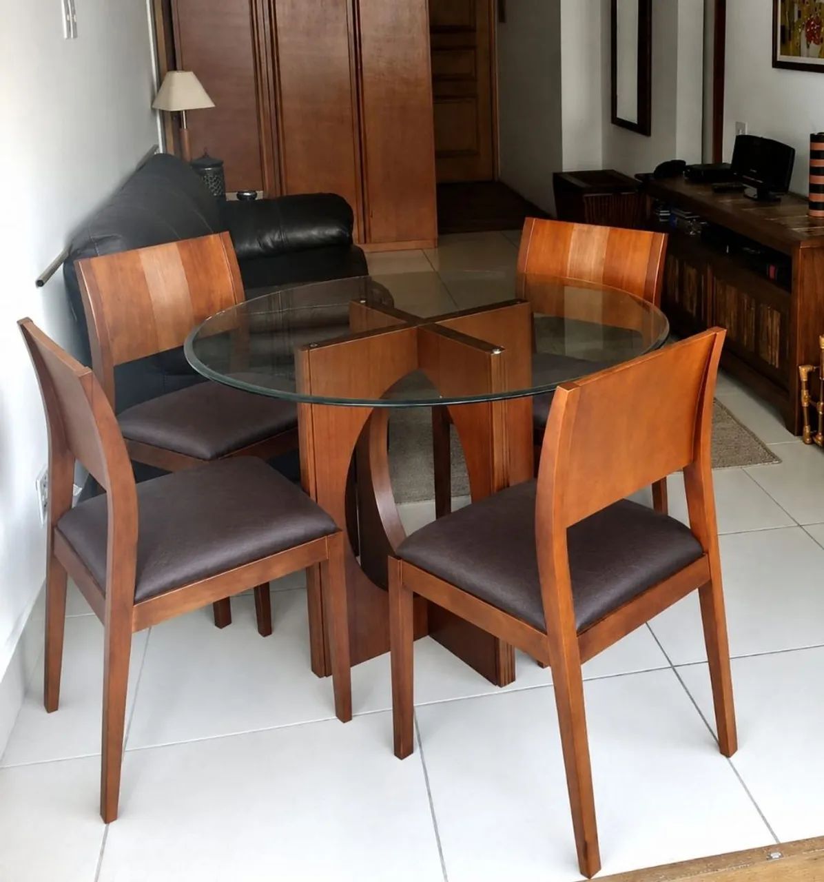 Mesa de vidro com quatro cadeiras - Foto 2