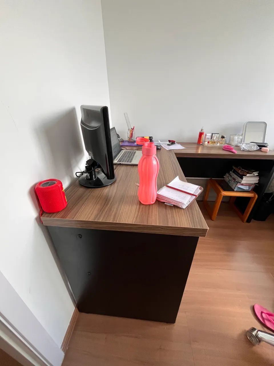 Conjunto escritório - 2 mesas em L, 3 cadeiras e 1 gaveteiro  - Foto 3