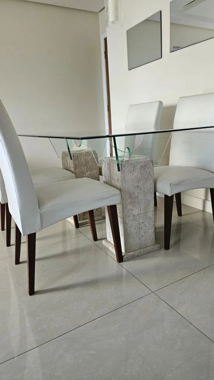Mesa de jantar com 4 cadeiras 