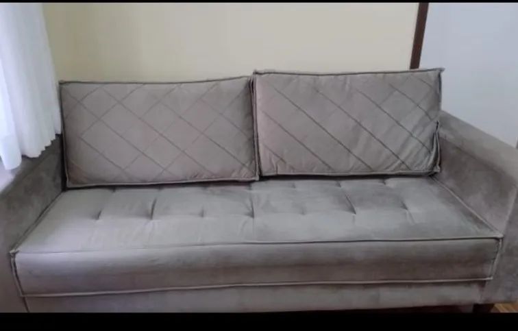 Sofá com molas ensacadas.
