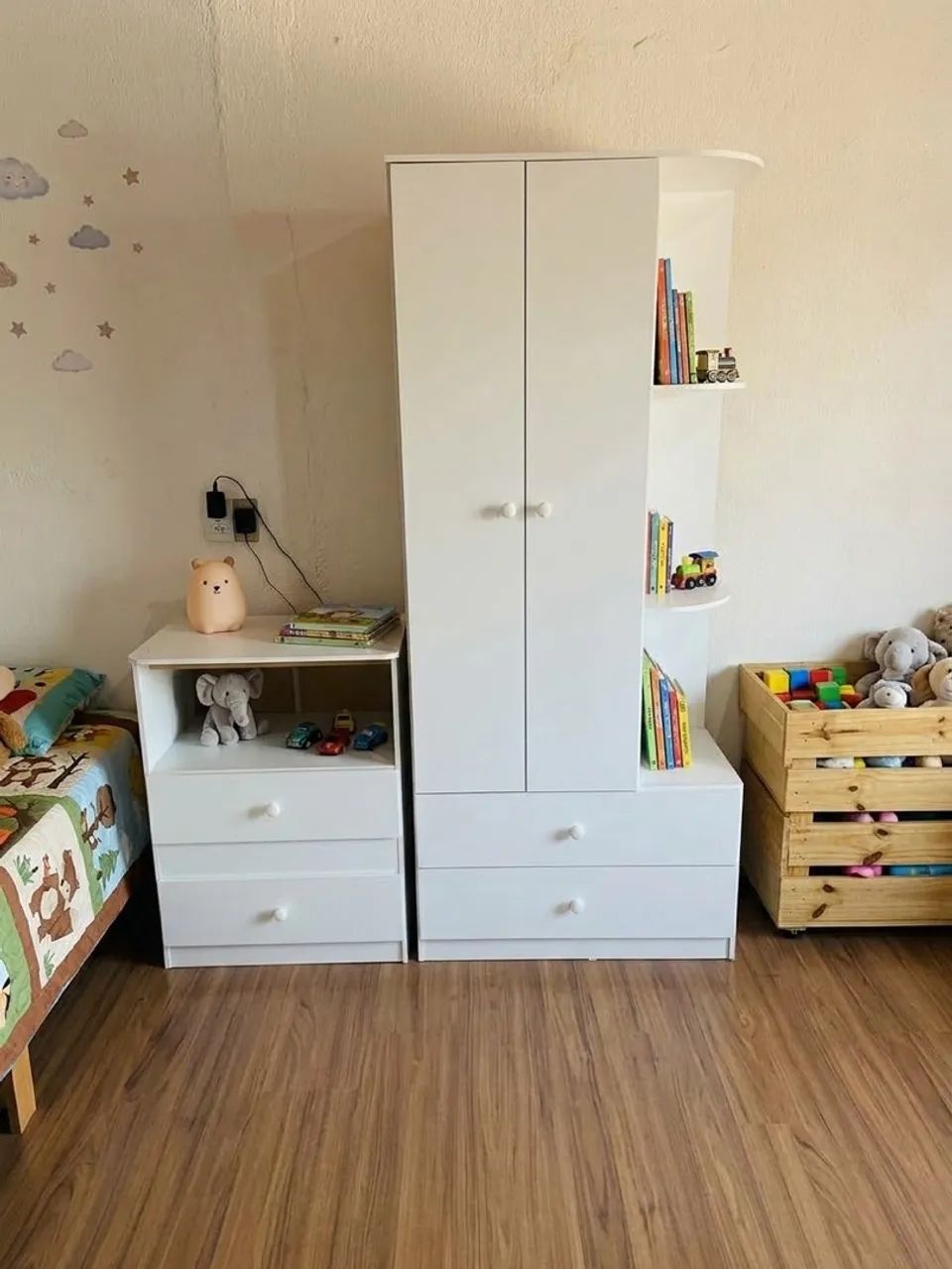 Guarda roupa com cômoda 