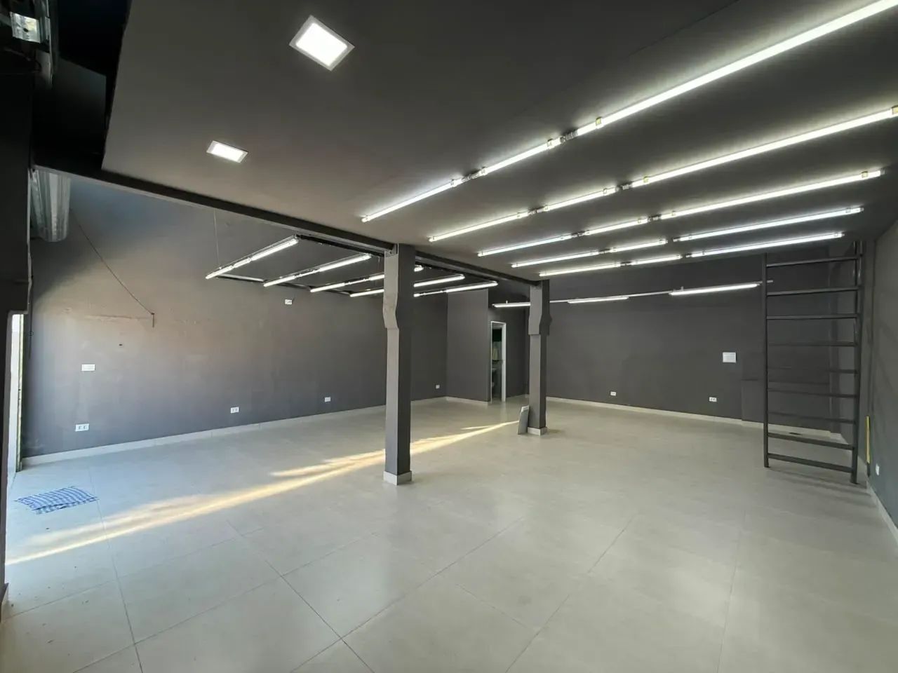 Ponto Comercial de Esquina para alugar no Mogilar - Foto 2