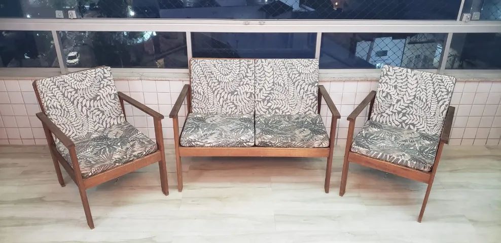 Conjunto de varanda em Madeira e almofadas com tecido impermeável