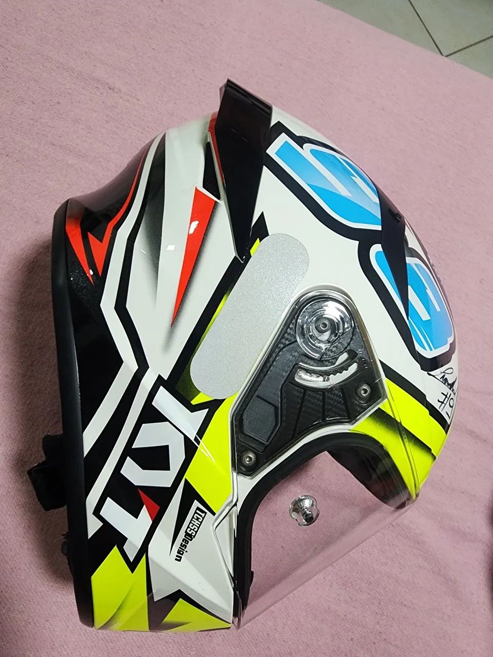 Capacete assinado pelo Leandro Melo piloto  - Foto 5