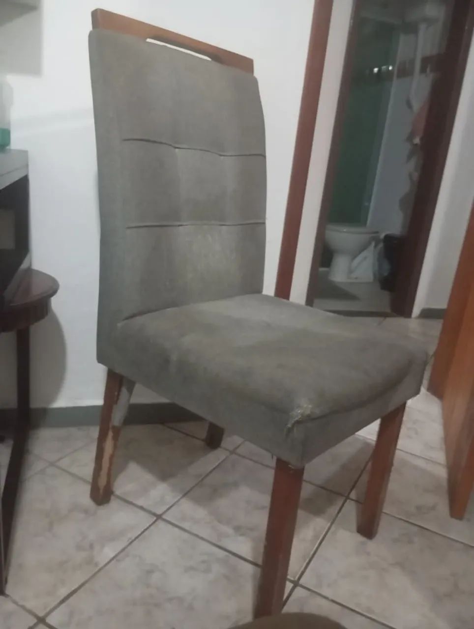 Mesa redonda com tampo de madeira e vidro. - Foto 5
