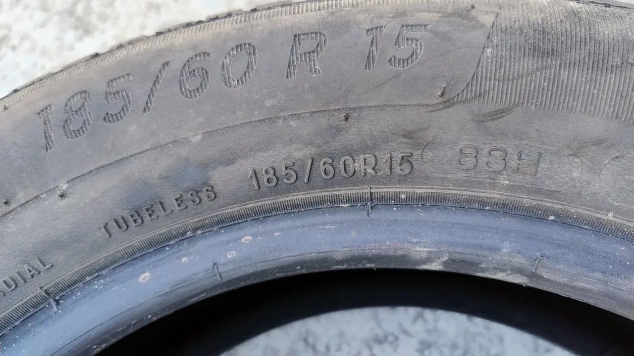 Par de Pneus Michelin 185/60 R15 .