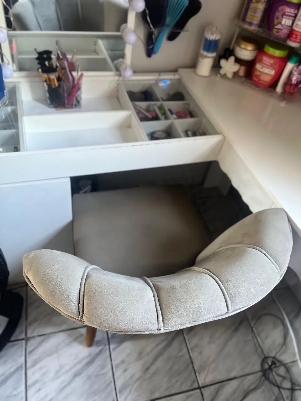 Cadeira(estilo pétala) confortável semi-nova - ótimo preço - Foto 4