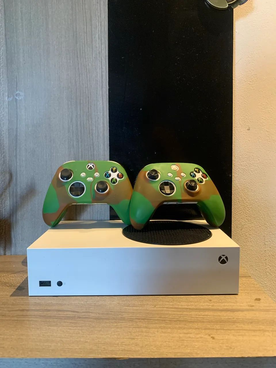 Xbox Séries S com dois controles 
