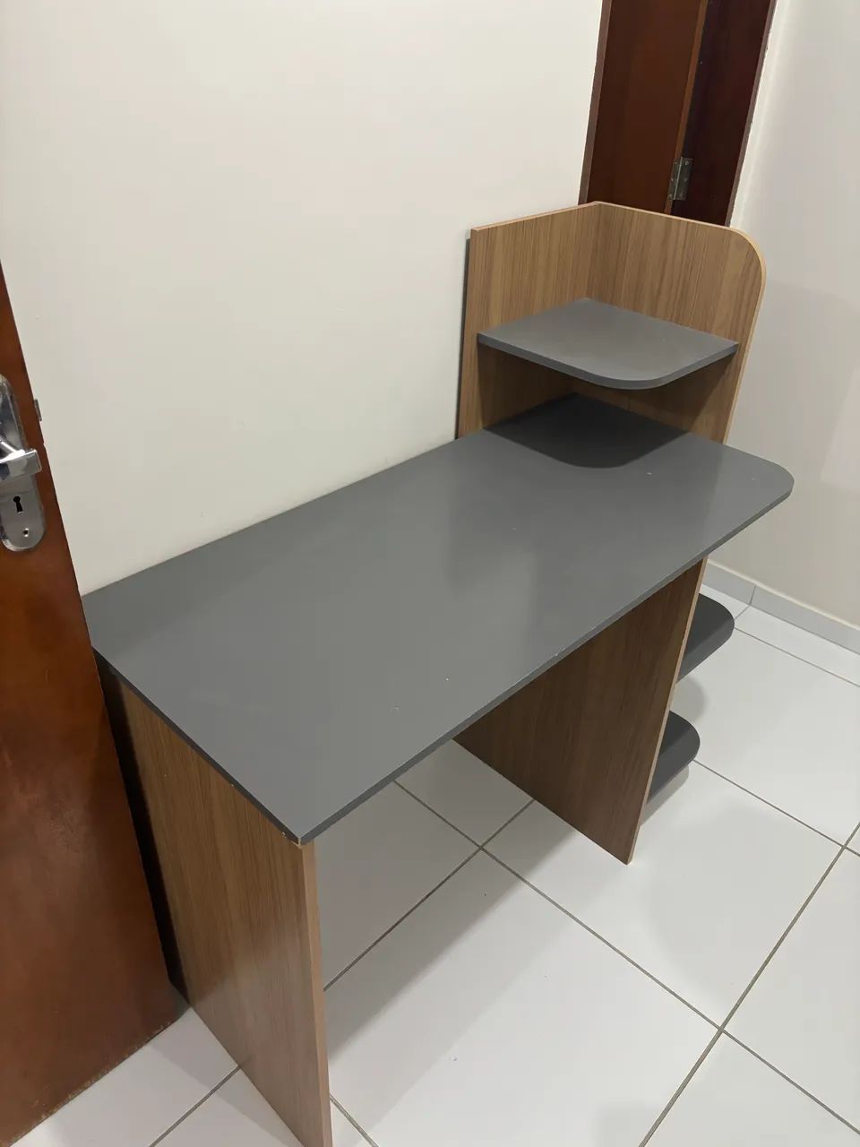 Escrivaninha Compacta com Prateleira - Ótimo Estado - Foto 4