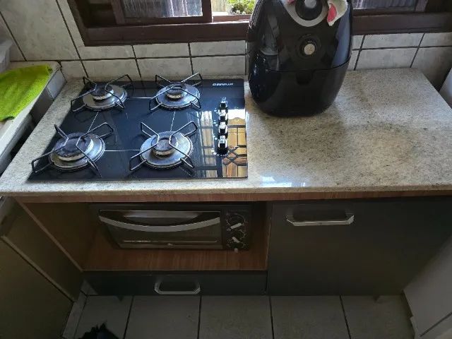 Balcão com cooktop 4 bocas funcionando 