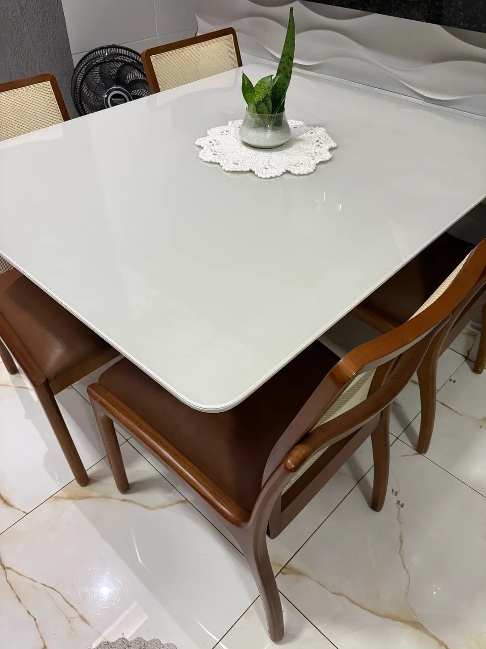 Mesa de madeira com tampo de vidro  - Foto 4