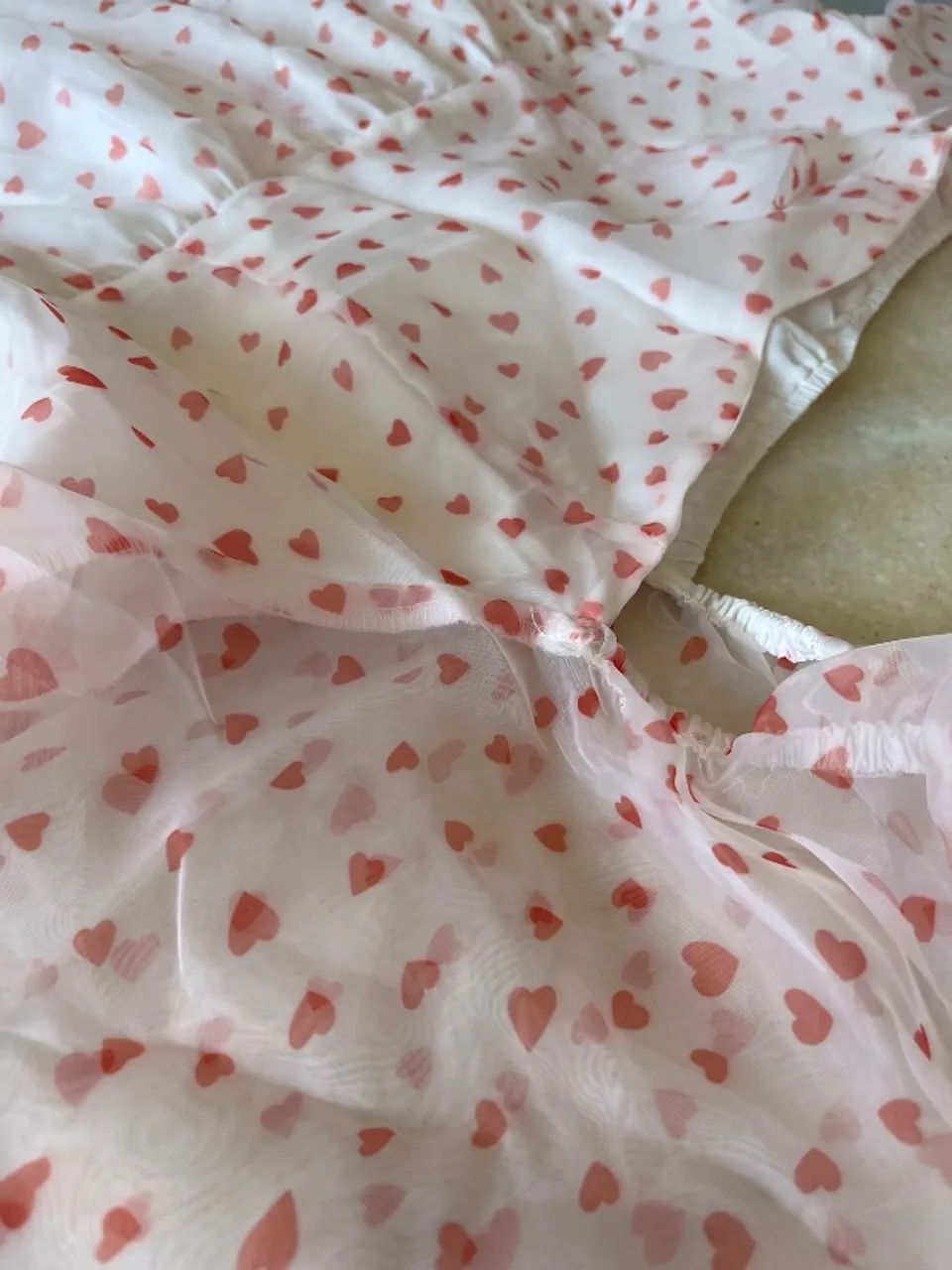 Vestido branco com corações rosa e mangas bufantes