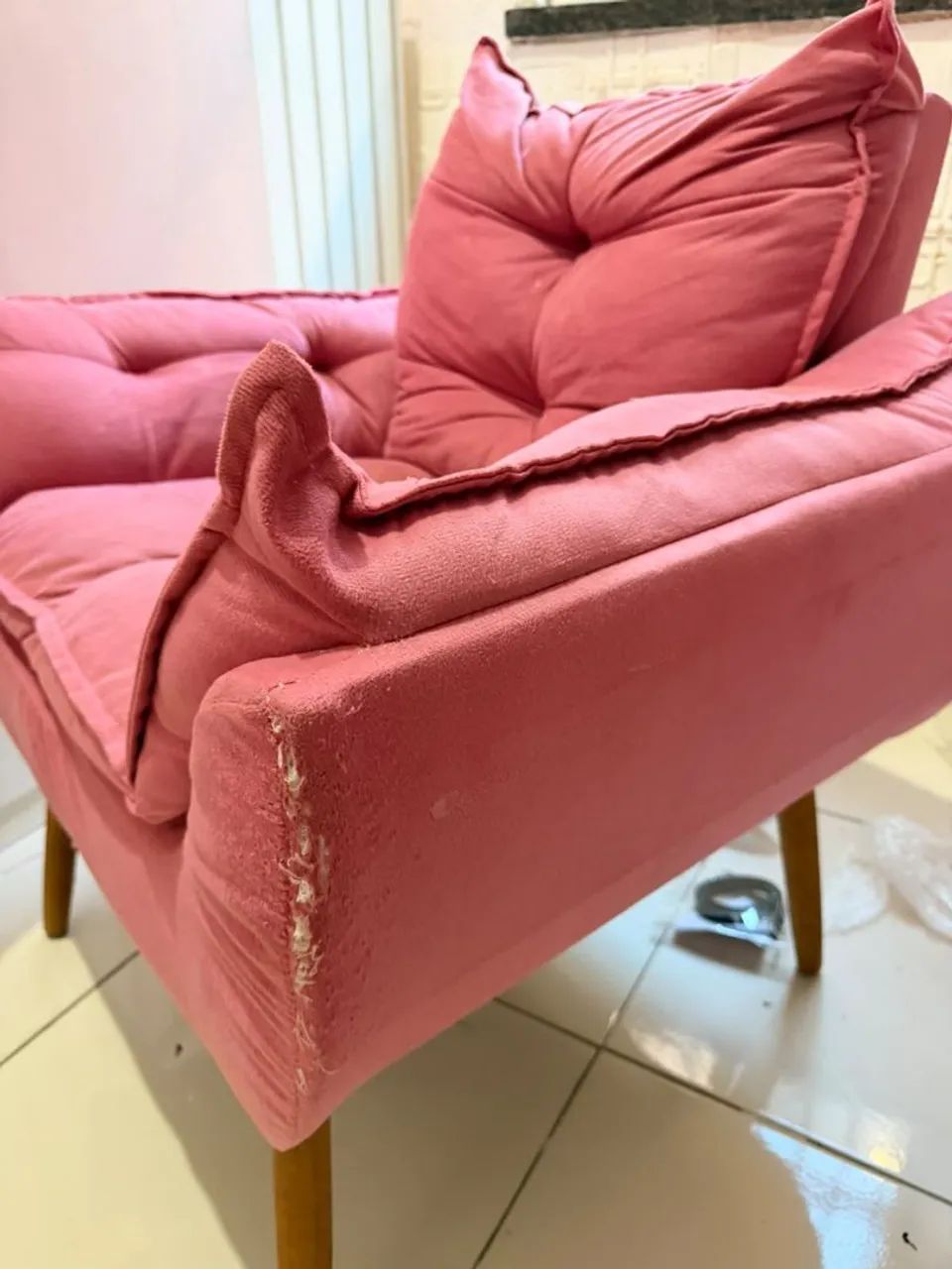 Poltrona rosa acolchoada - Foto 3