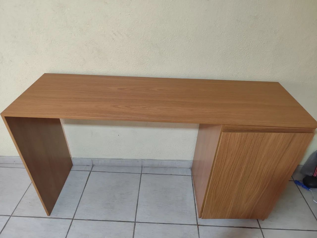Mesa de madeira com gaveteiro  - Foto 4