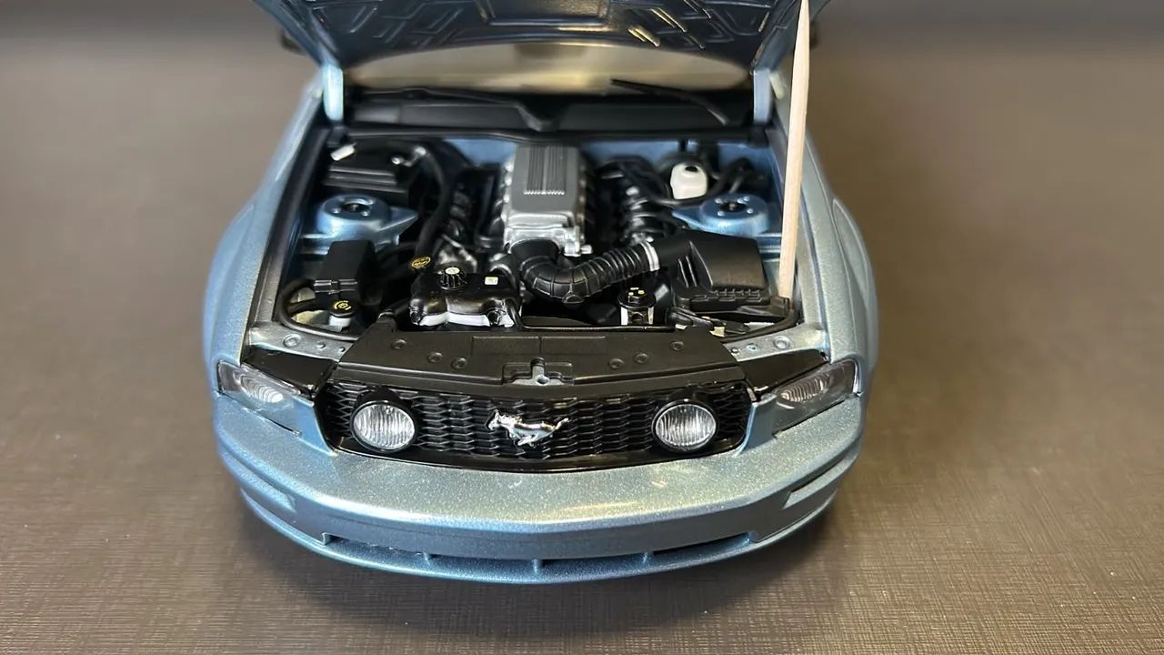 Mustang GT 2005 AutoArt 1:18 - Foto 4
