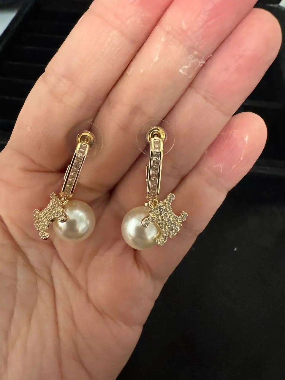 Brincos dourados com pérolas e pedras brancas inspiracao Celine  - Foto 4