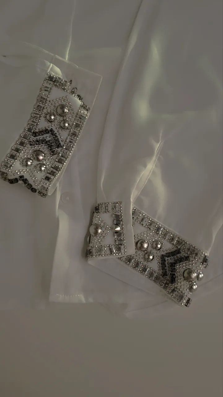 Camisa branca com pedraria  - Foto 3