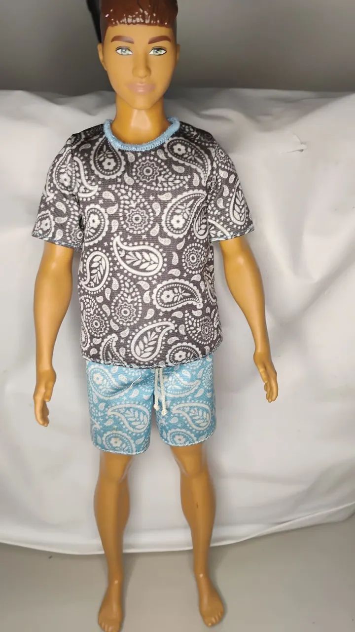 Boneco Ken curvy . Com pequena falha no cabelo . - Foto 3