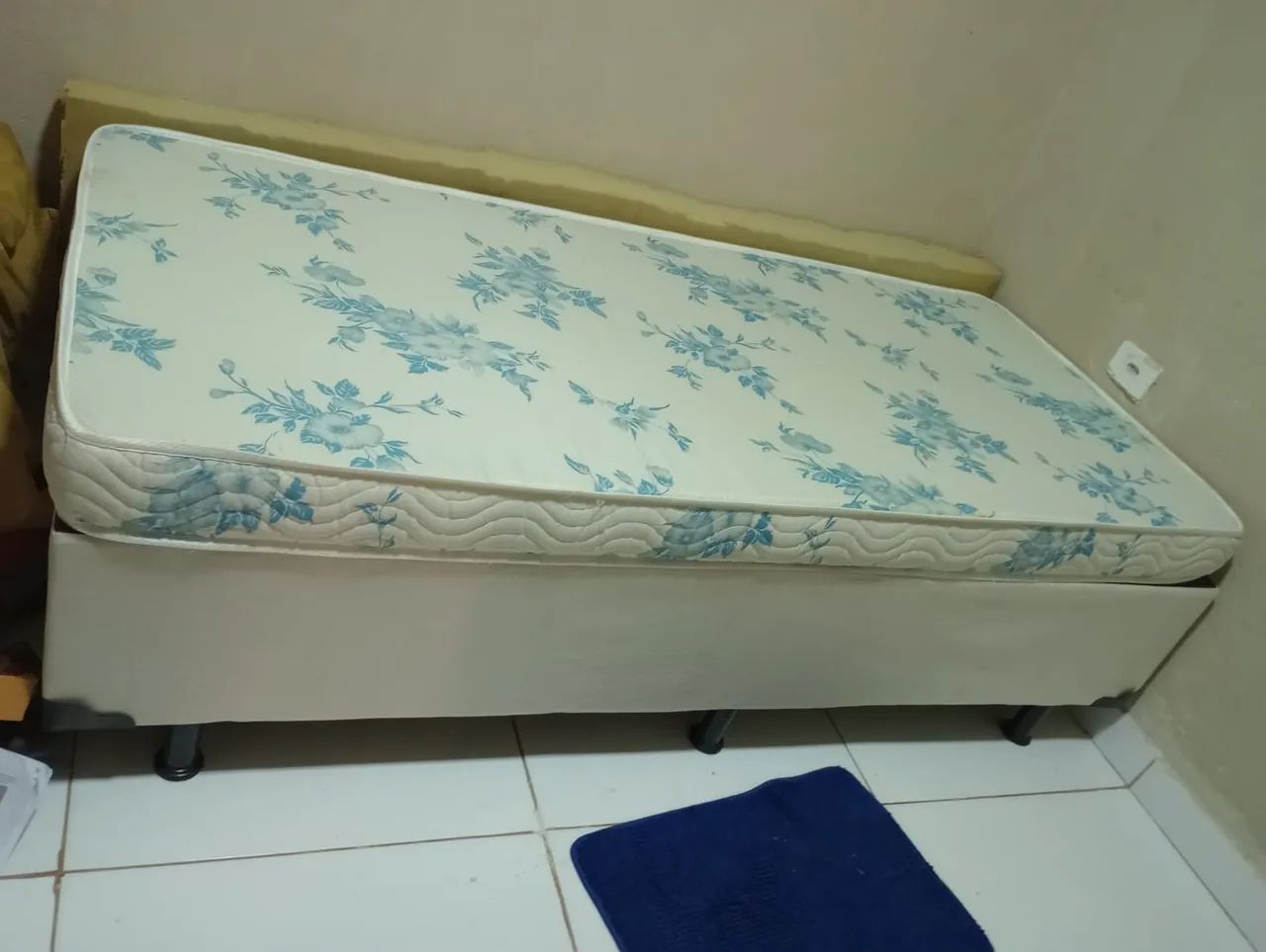 Vendo Cama box de solteiro