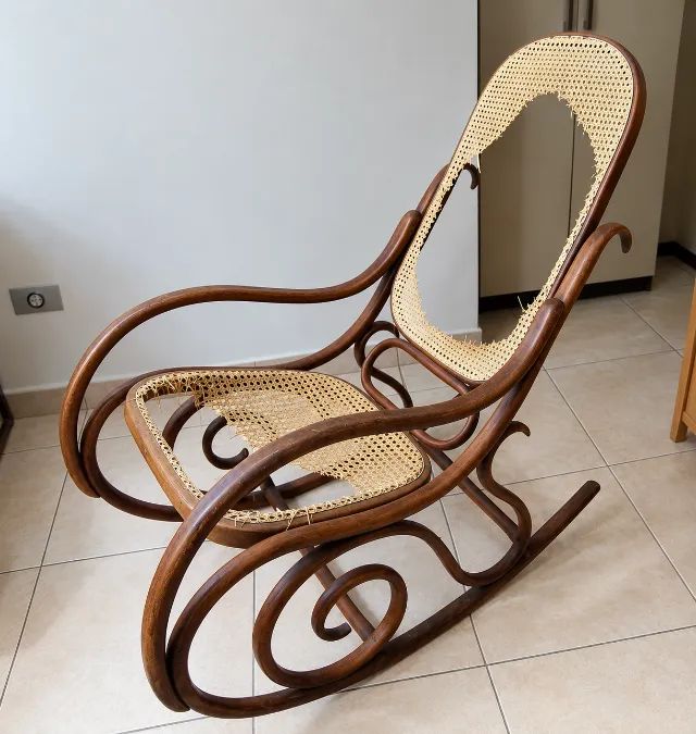 Cadeira de Balanço Antiga, estilo Thonet