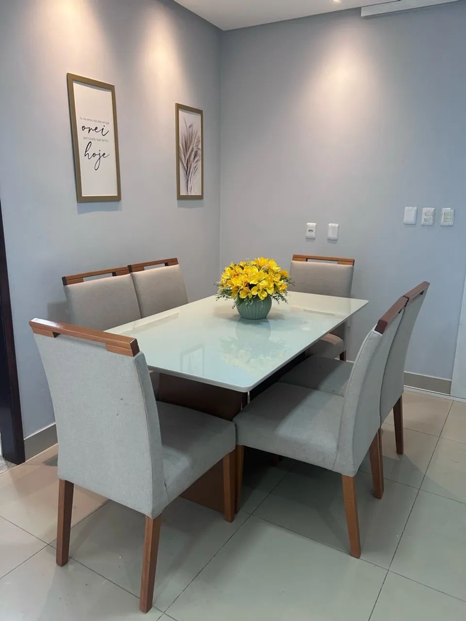 Mesa Larshop com 6 cadeira  