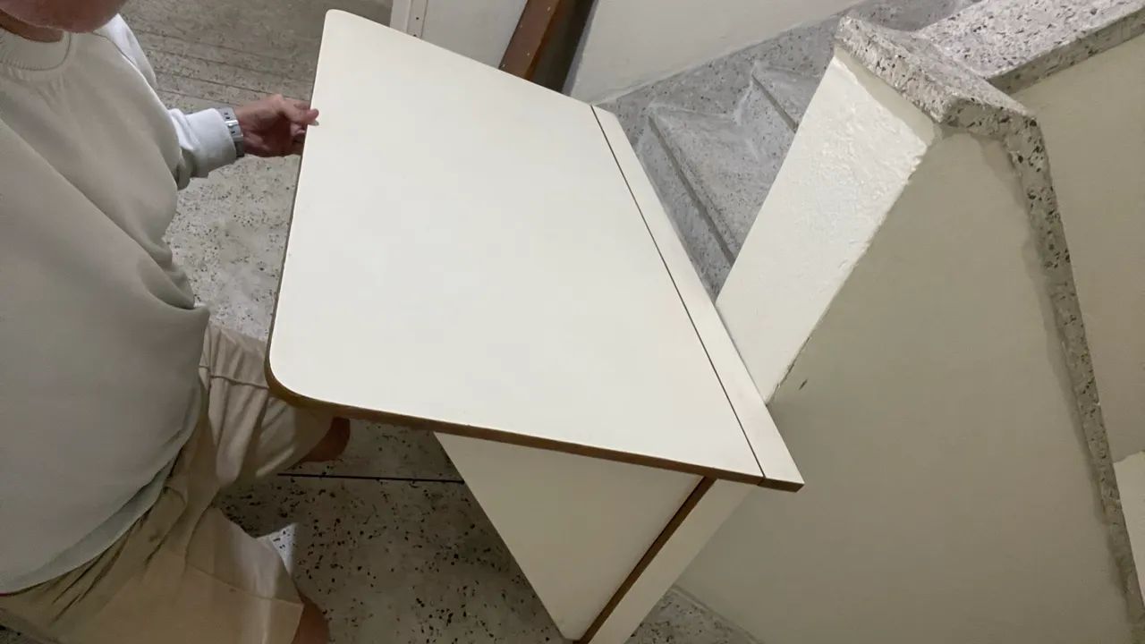 Mesa Retrátil de Madeira Antiga - Compacta e Funcional