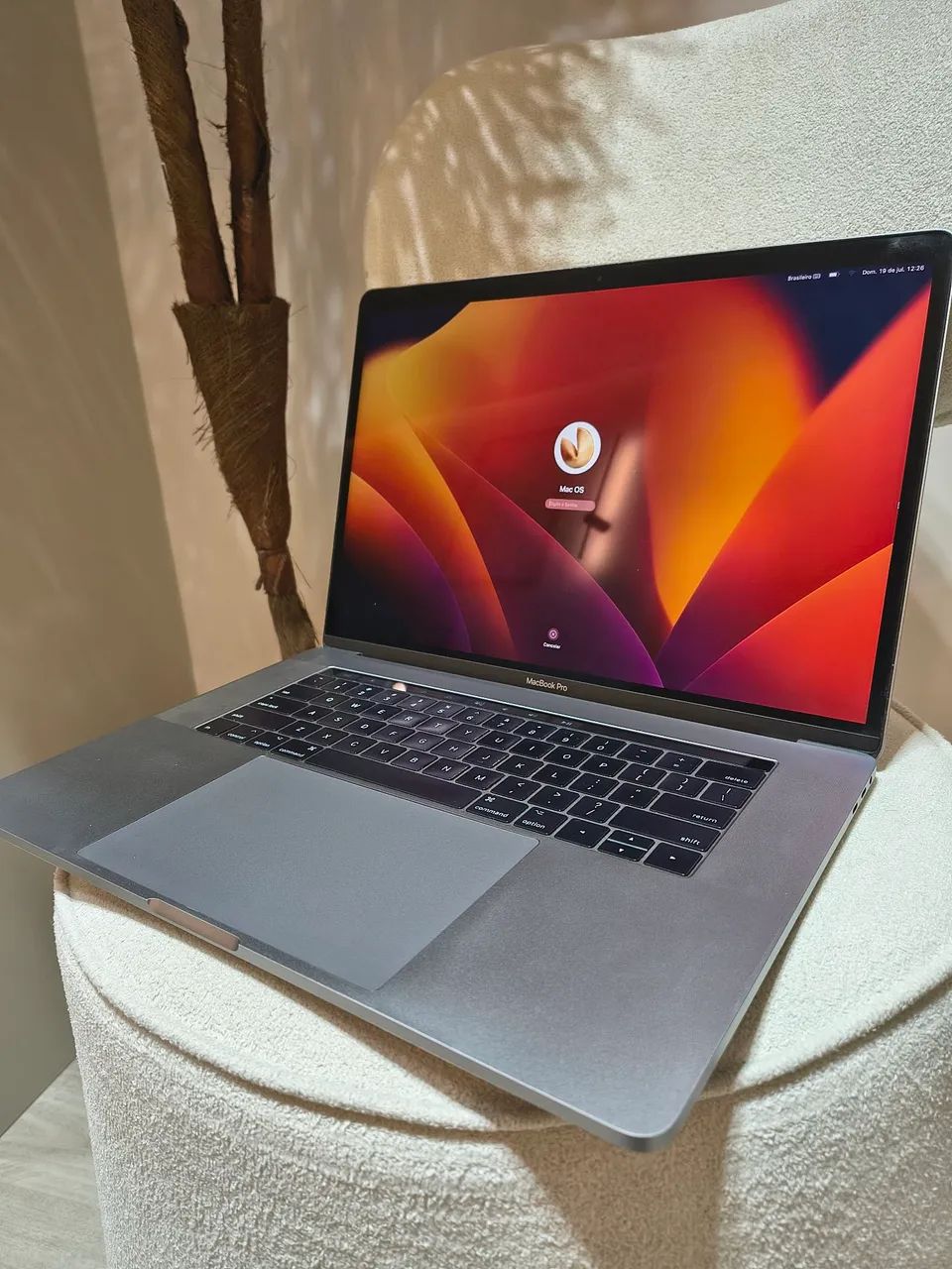 MacBook Pro 15? 2017 i7, 16 GB RAM, Touch Bar e bateria com 174