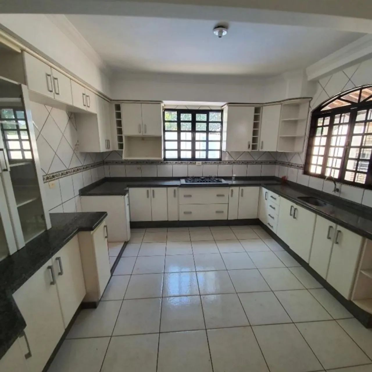 Sobrado com 4 quartos para alugar por R$ 3400.00, 188.00 m2 - ZONA 08 - MARINGA/PR - Foto 5
