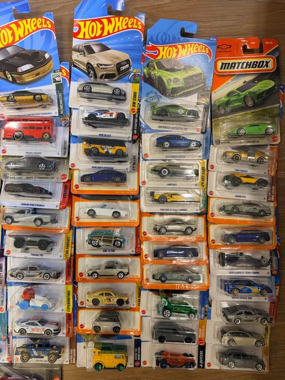 Lote com 82 Hot Wheels e Matchbox - Foto 4