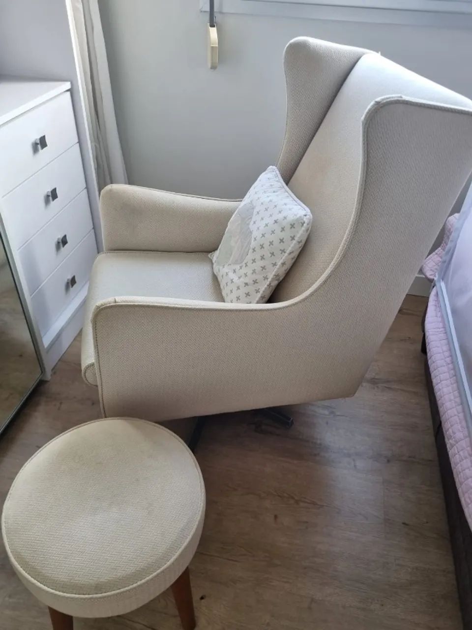 VENDO poltrona com balanço e giratória acompanha puff - Foto 3