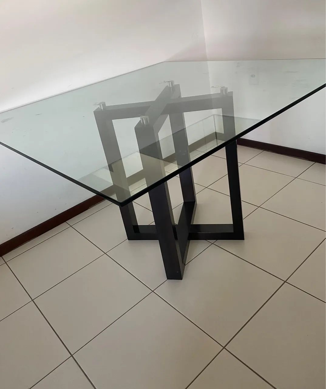 Mesa com 6 cadeiras .