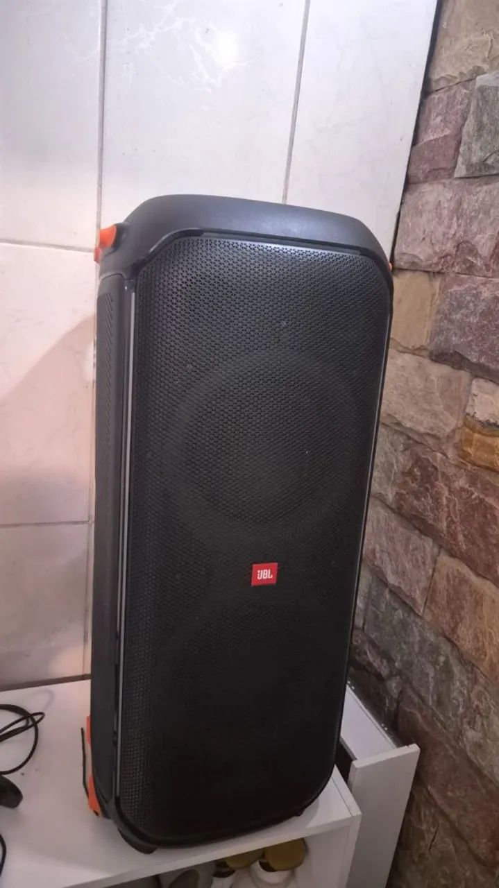 Caixa JBL 710