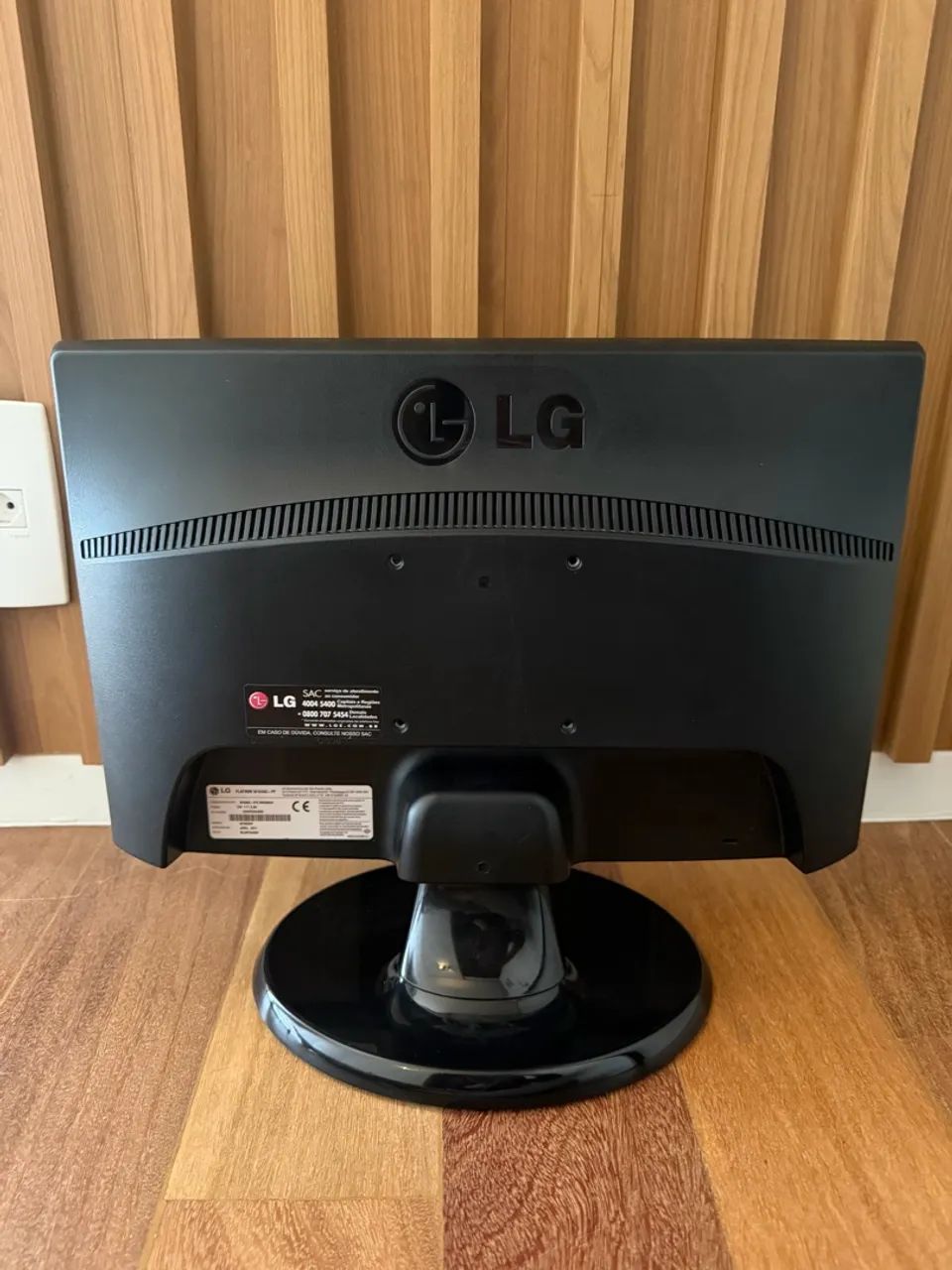 Monitor LG Flatron W1643C 15,6? LCD VGA com base e cabo - Foto 4