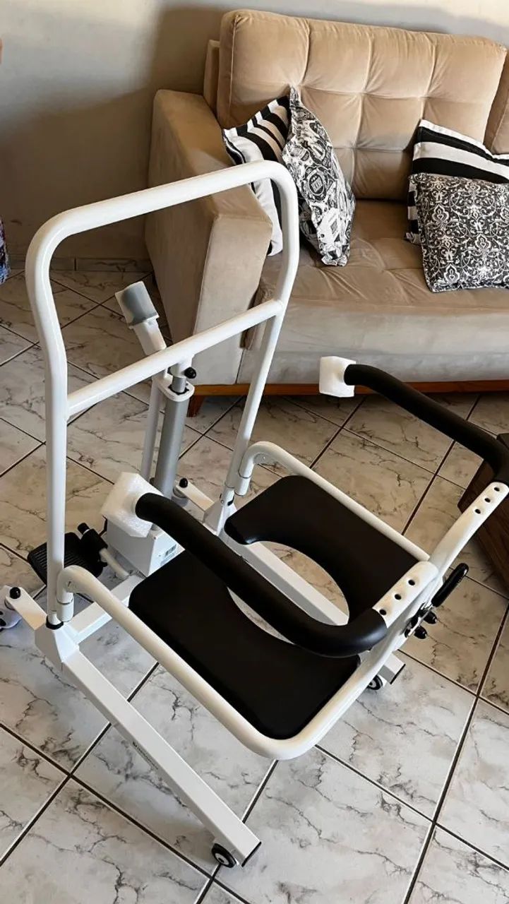 Vendo cadeira de rodas, pode ser usada para banho e transferência. - Foto 3