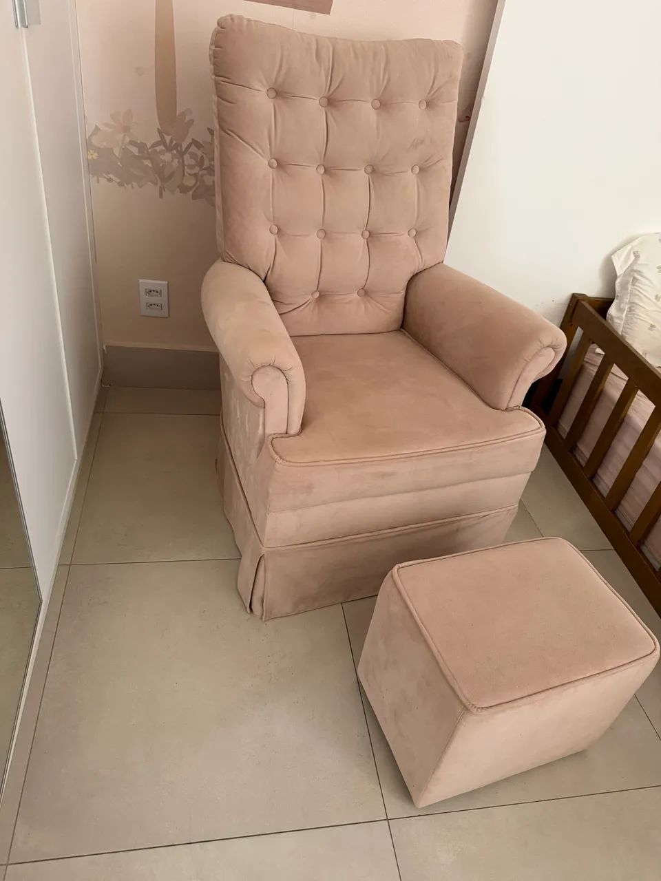 Poltrona de amamentação que balança com puff - Foto 5